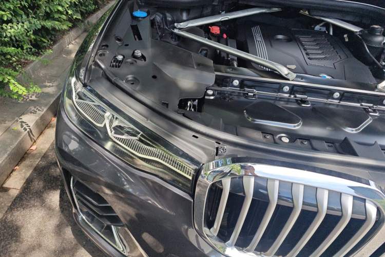 Used BMW X7 2022 xDrive40i Luxury Package with Leading Features Engine Bay Right