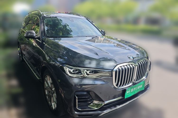 Used BMW X7 2022 xDrive40i Luxury Package with Leading Features Front Right 45 Deg
