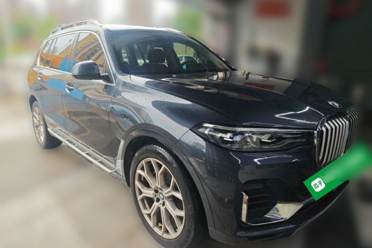 Used BMW X7 2022 xDrive40i Luxury Package with Leading Features Front Right 45 Deg
