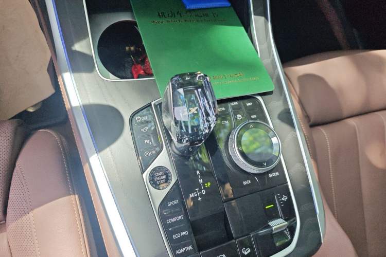 Used BMW X7 2022 xDrive40i Luxury Package with Leading Features Gear Lever