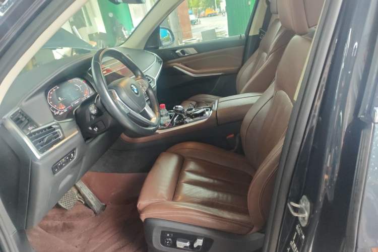 Used BMW X7 2022 xDrive40i Luxury Package with Leading Features Left Front Seat