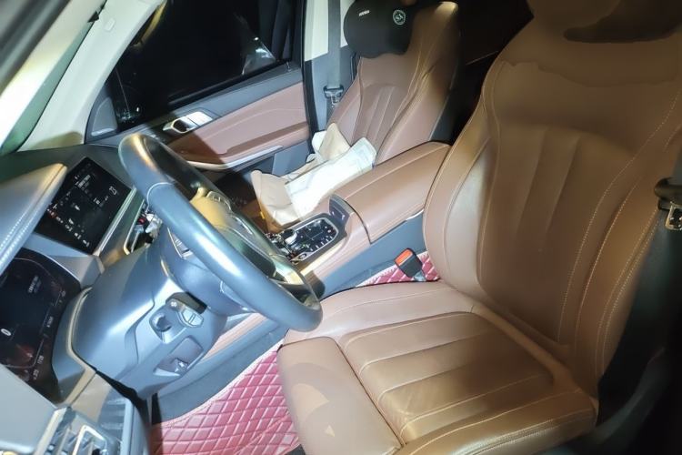 Used BMW X7 2022 xDrive40i Luxury Package with Leading Features Left Front Seat