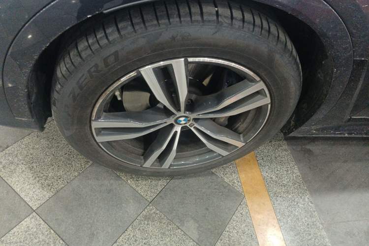 Used BMW X7 2022 xDrive40i Luxury M Sport Package Left Front Wheel Hub