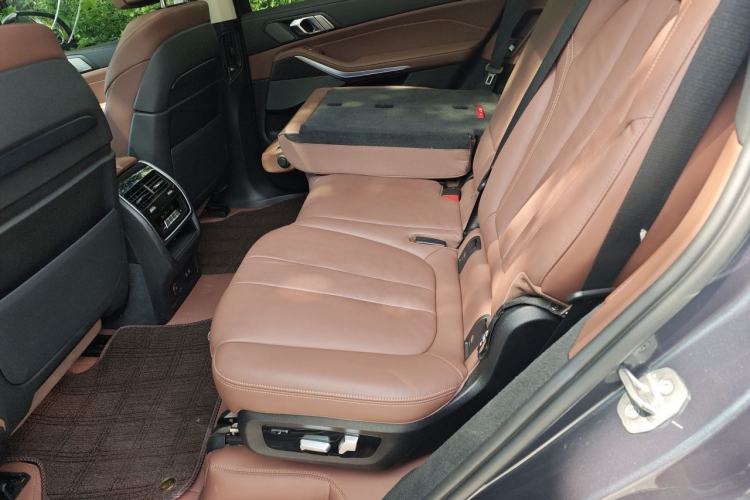 Used BMW X7 2022 xDrive40i Luxury Package with Leading Features Left Rear Seat