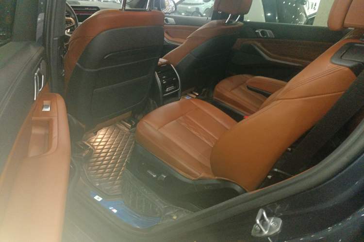Used BMW X7 2022 xDrive40i Luxury M Sport Package Left Rear Seat