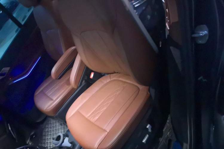 Used BMW X7 2022 xDrive40i Luxury M Sport Package Left Rear Seat