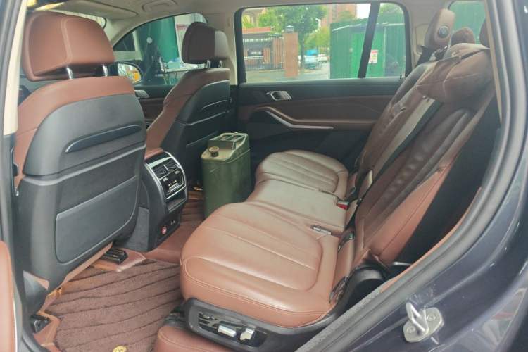 Used BMW X7 2022 xDrive40i Luxury Package with Leading Features Left Rear Seat