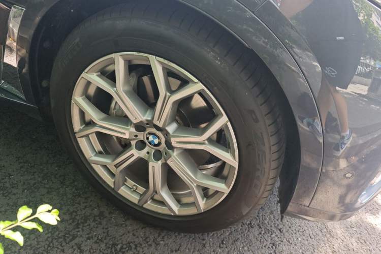 Used BMW X7 2022 xDrive40i Luxury Package with Leading Features Right Front Wheel Hub