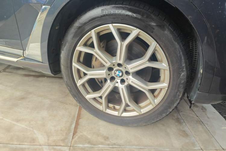 Used BMW X7 2022 xDrive40i Luxury Package with Leading Features Right Front Wheel Hub