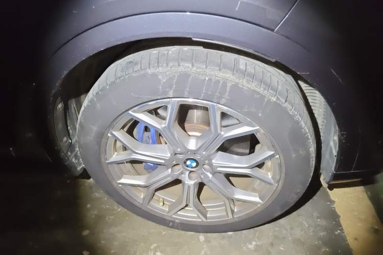 Used BMW X7 2022 xDrive40i Luxury Package with Leading Features Right Front Wheel Hub
