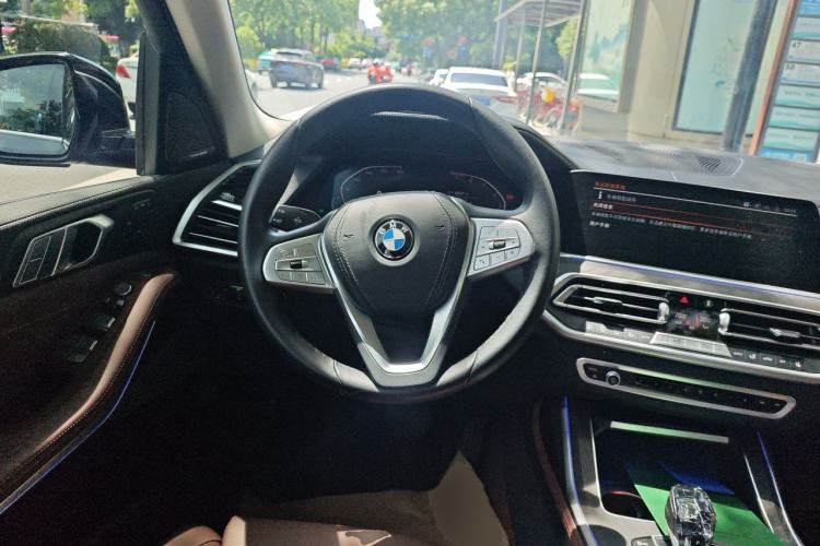 Used BMW X7 2022 xDrive40i Luxury Package with Leading Features Steering Wheel