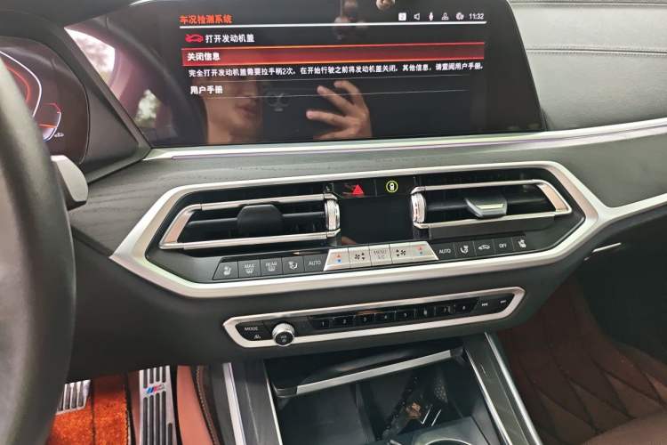 Used BMW X7 2022 xDrive40i Luxury Package with Leading Features Audio And AC Panel