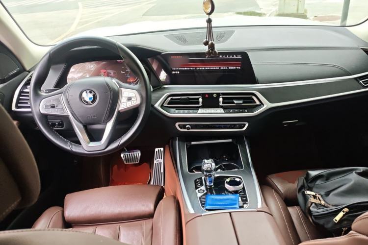 Used BMW X7 2022 xDrive40i Luxury Package with Leading Features Center Console