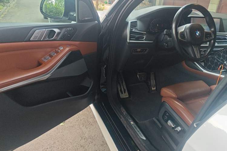 Used BMW X7 2022 xDrive40i Luxury M Sport Package Driver Seat
