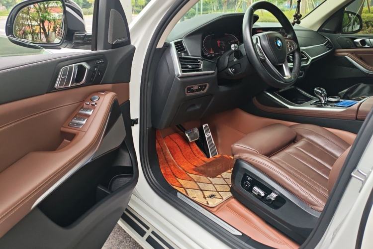 Used BMW X7 2022 xDrive40i Luxury Package with Leading Features Driver Seat
