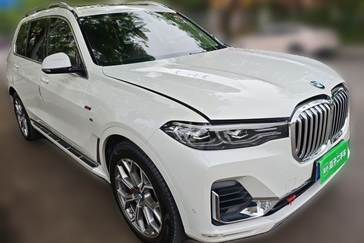 Used BMW X7 2022 xDrive40i Luxury Package with Leading Features Front Right 45 Deg