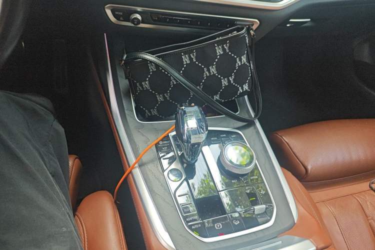 Used BMW X7 2022 xDrive40i Luxury M Sport Package Gear Lever