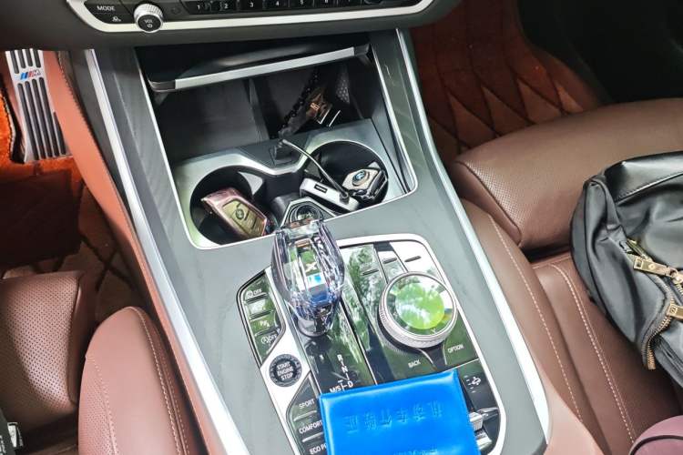 Used BMW X7 2022 xDrive40i Luxury Package with Leading Features Gear Lever