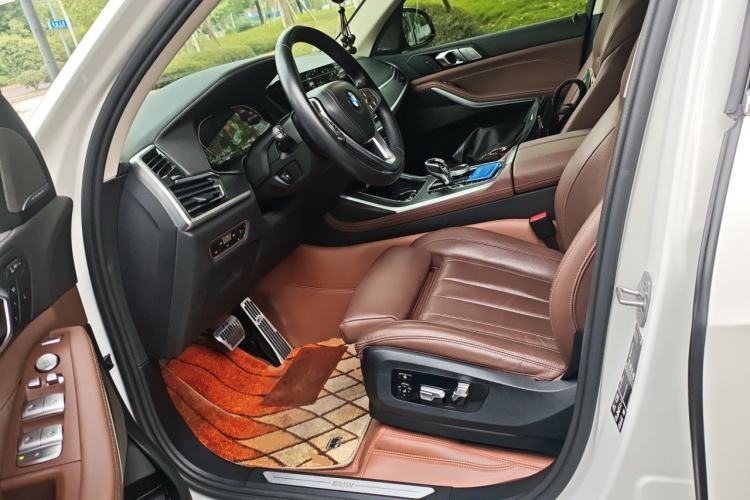 Used BMW X7 2022 xDrive40i Luxury Package with Leading Features Left Front Seat