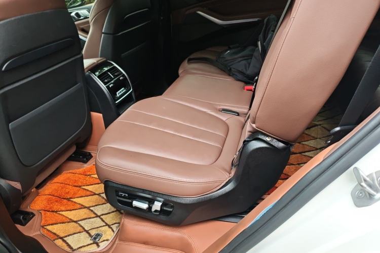 Used BMW X7 2022 xDrive40i Luxury Package with Leading Features Left Rear Seat