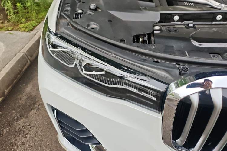 Used BMW X7 2022 xDrive40i Luxury Package with Leading Features Right Front Headlight