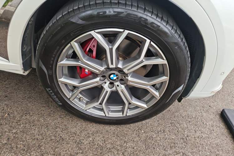 Used BMW X7 2022 xDrive40i Luxury Package with Leading Features Right Front Wheel Hub