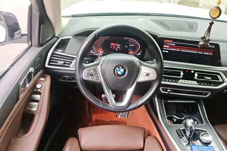 Used BMW X7 2022 xDrive40i Luxury Package with Leading Features Steering Wheel