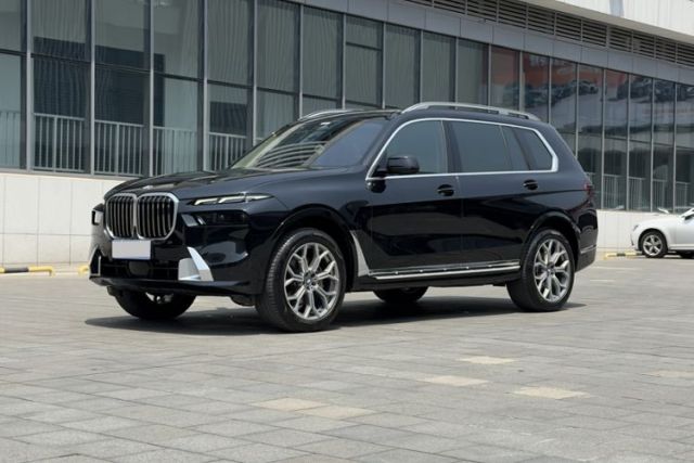 Used BMW X7 2023 xDrive40i Luxury Package with Leading Features