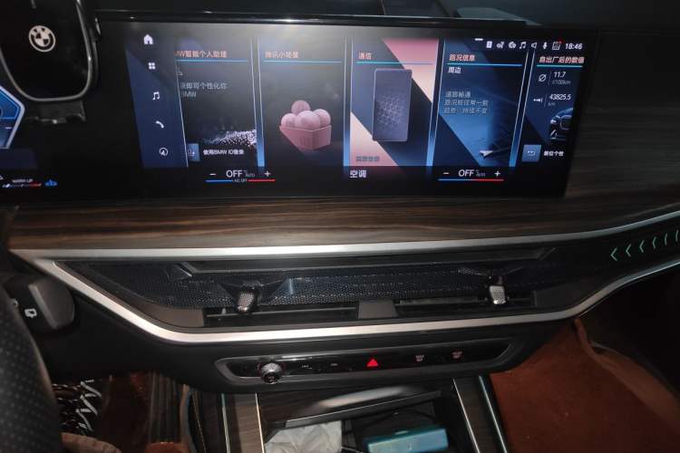 Used BMW X7 2023 xDrive40i Luxury Package with Leading Features Audio And AC Panel