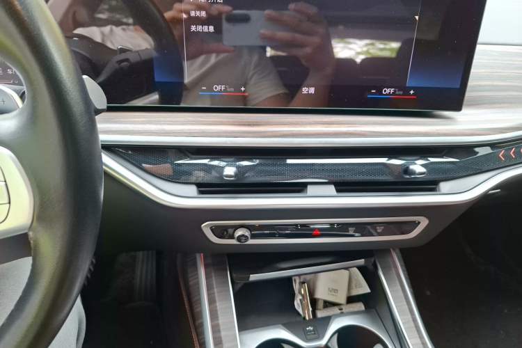 Used BMW X7 2023 xDrive40i Luxury Package with Leading Features Audio And AC Panel