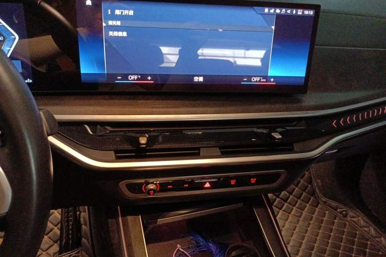 Used BMW X7 2023 xDrive40i Luxury Package with Leading Features Audio And AC Panel
