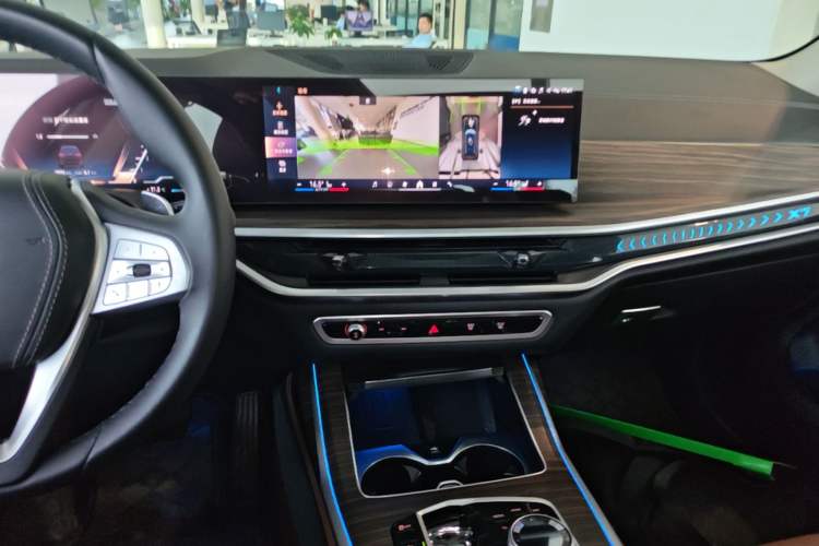 Used BMW X7 2023 xDrive40i Luxury Package with Leading Features Audio And AC Panel