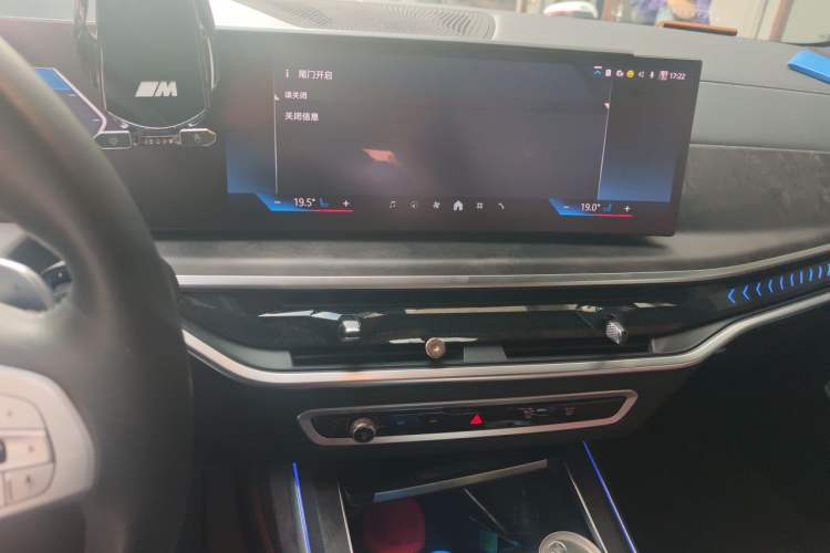 Used BMW X7 2023 xDrive40i Luxury Package with Leading Features Audio And AC Panel