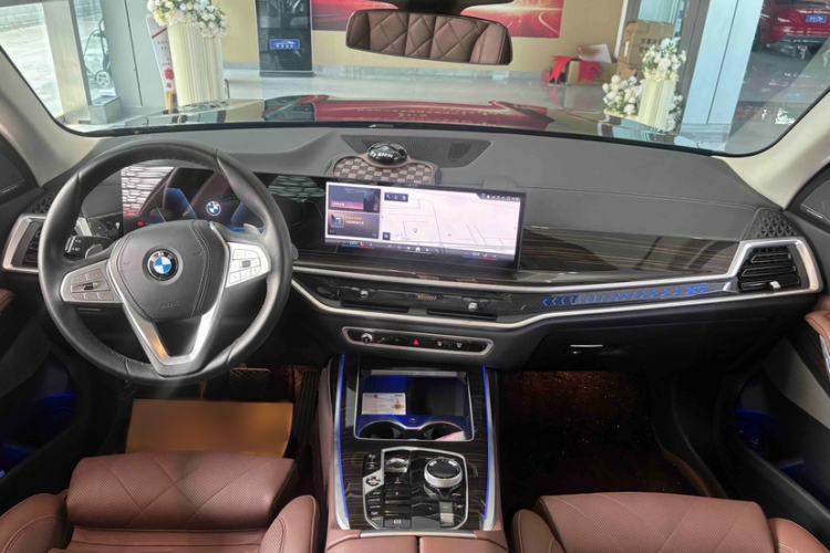 Used BMW X7 2023 xDrive40i Luxury Package with Leading Features Audio And AC Panel