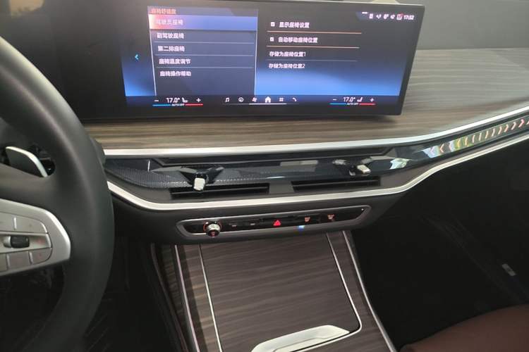 Used BMW X7 2023 xDrive40i Luxury Package with Leading Features Audio And AC Panel