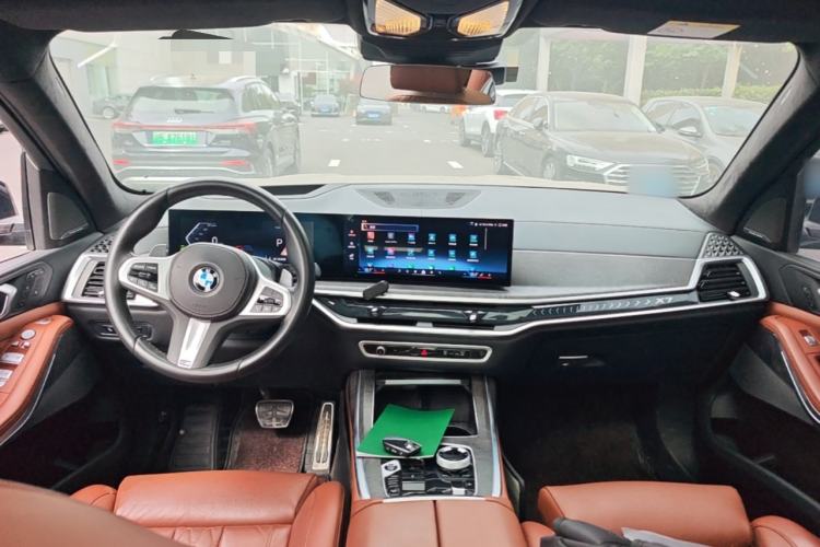 Used BMW X7 2023 xDrive40i Luxury Package with Leading Features Center Console