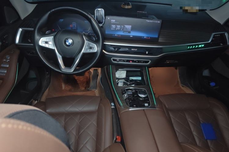 Used BMW X7 2023 xDrive40i Luxury Package with Leading Features Center Console