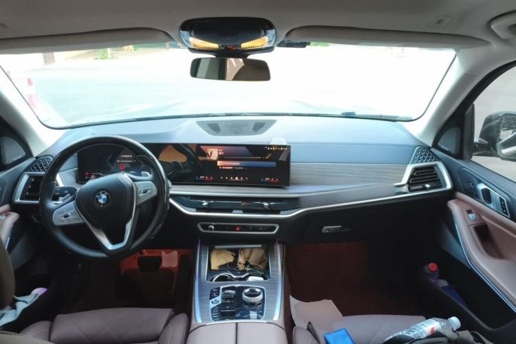 Used BMW X7 2023 xDrive40i Luxury Package with Leading Features Center Console