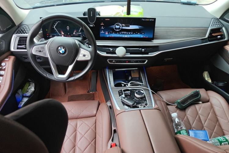 Used BMW X7 2023 xDrive40i Luxury Package with Leading Features Center Console
