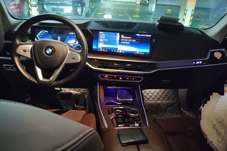 Used BMW X7 2023 xDrive40i Luxury Package with Leading Features Center Console