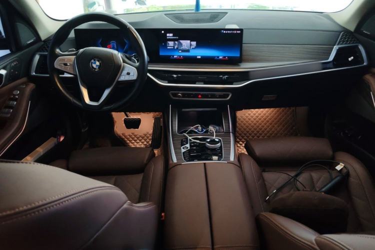 Used BMW X7 2023 xDrive40i Luxury Package with Leading Features Center Console