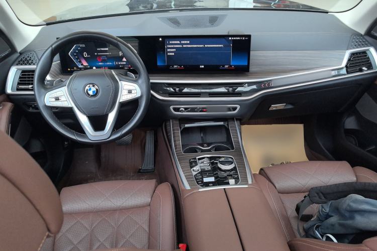 Used BMW X7 2023 xDrive40i Luxury Package with Leading Features Center Console