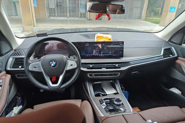 Used BMW X7 2023 xDrive40i Luxury Package with Leading Features Center Console