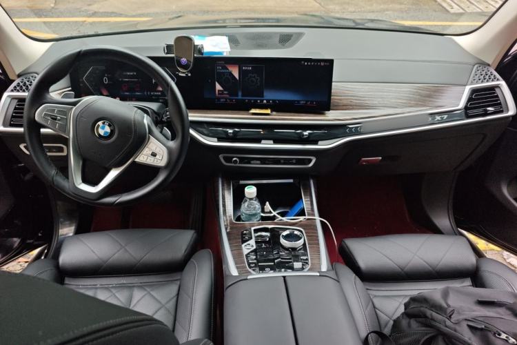 Used BMW X7 2023 xDrive40i Luxury Package with Leading Features Center Console