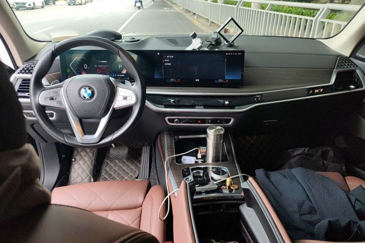 Used BMW X7 2023 xDrive40i Luxury Package with Leading Features Center Console