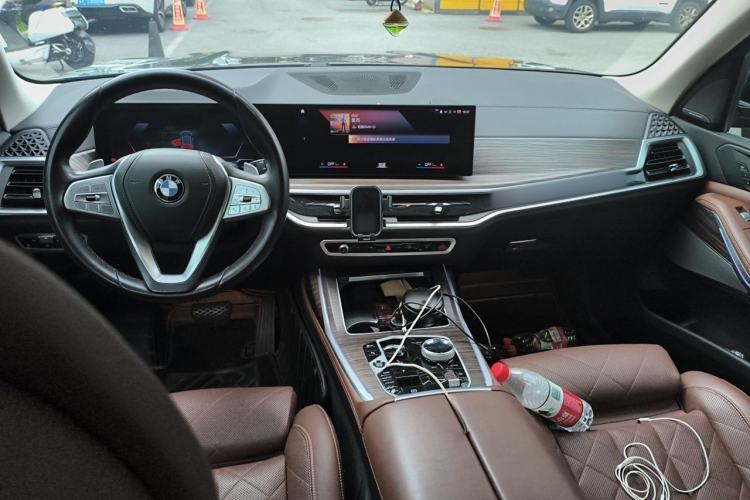 Used BMW X7 2023 xDrive40i Luxury Package with Leading Features Center Console