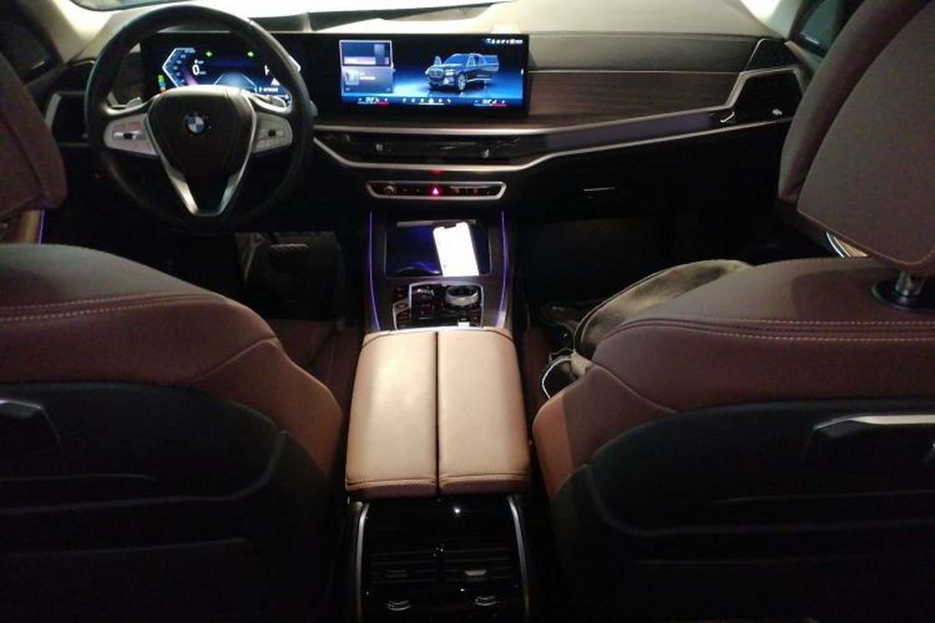 Used BMW X7 2023 xDrive40i Luxury Package with Leading Features Center Console