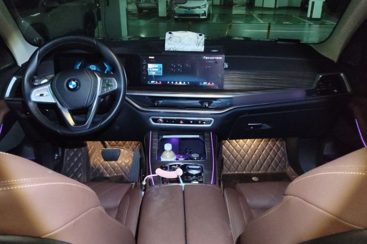Used BMW X7 2023 xDrive40i Luxury Package with Leading Features Center Console