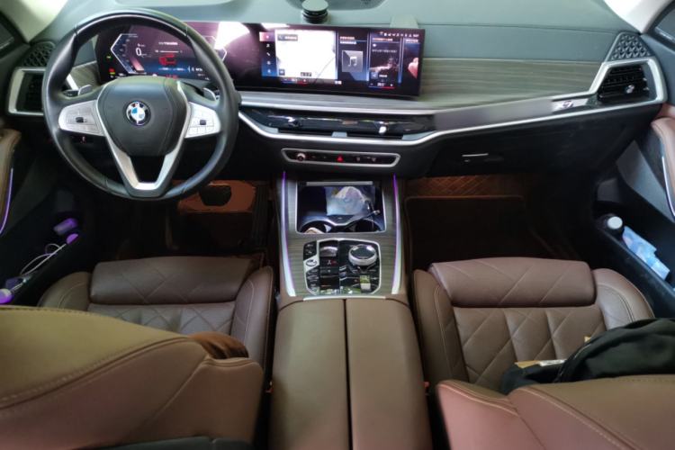 Used BMW X7 2023 xDrive40i Luxury Package with Leading Features Center Console