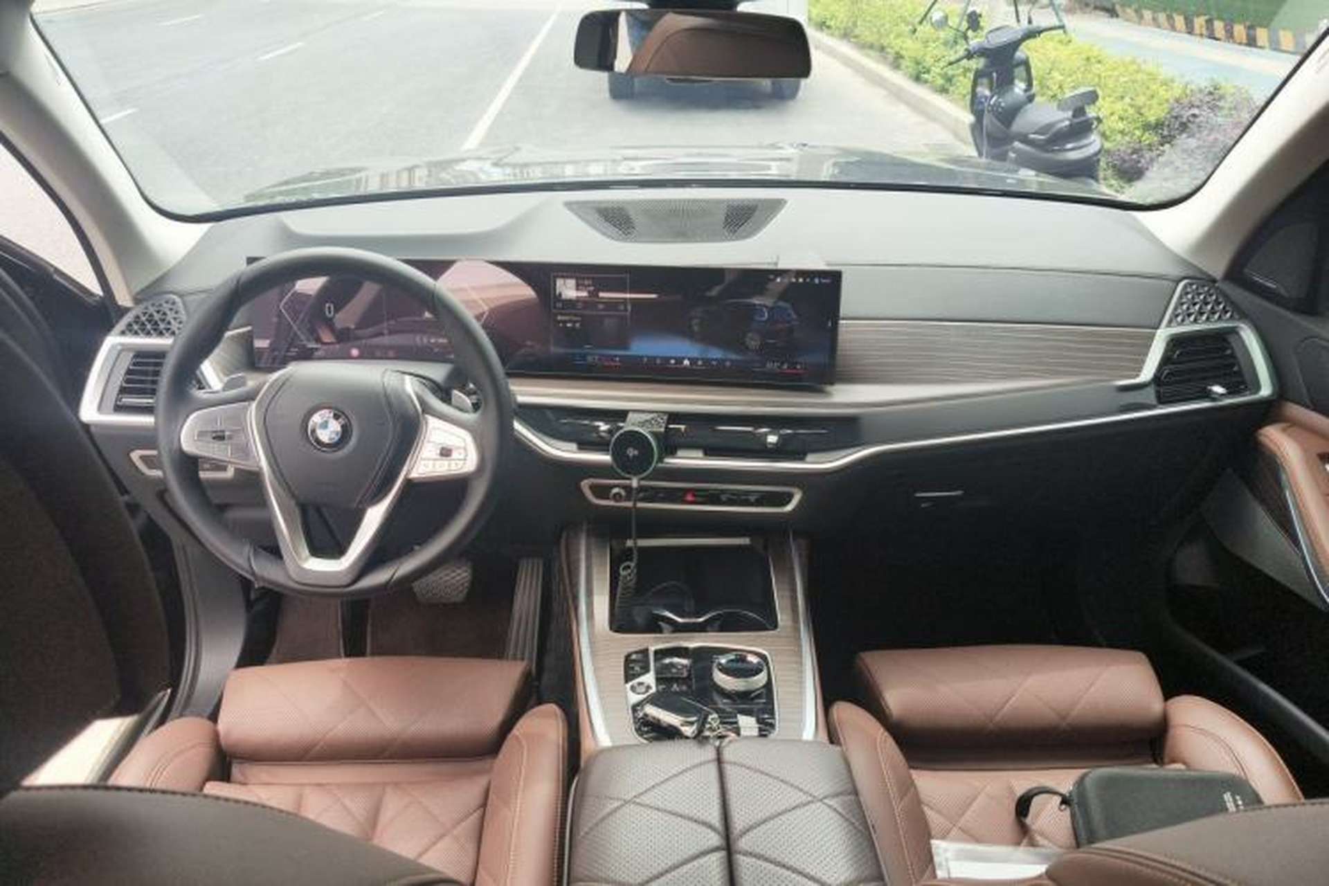 Used BMW X7 2023 xDrive40i Luxury Package with Leading Features Center Console